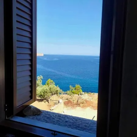 Cliffside Cozy W/ Seaviews *